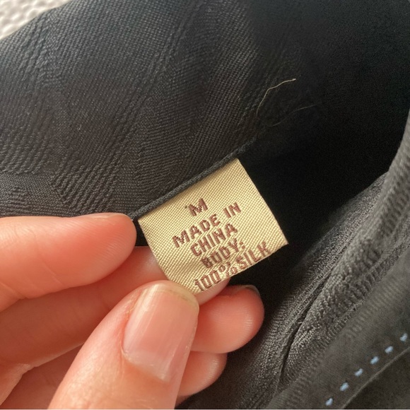 Silk Tommy Bahama Hawaiian shirt with Hawaii Islands embroidered on the back - Picture 4 of 9